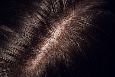 Cheveux cassés ou repousses ? Une trichologue dévoile comment faire la différence